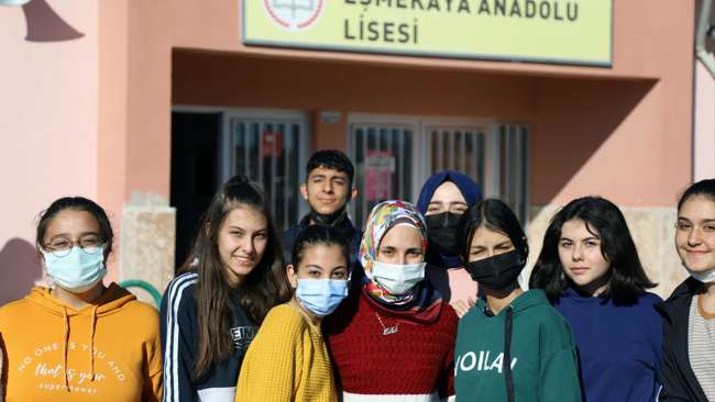 Görme yetisini kaybeden öğretmen öğrencilerini geleceğe hazırlıyor